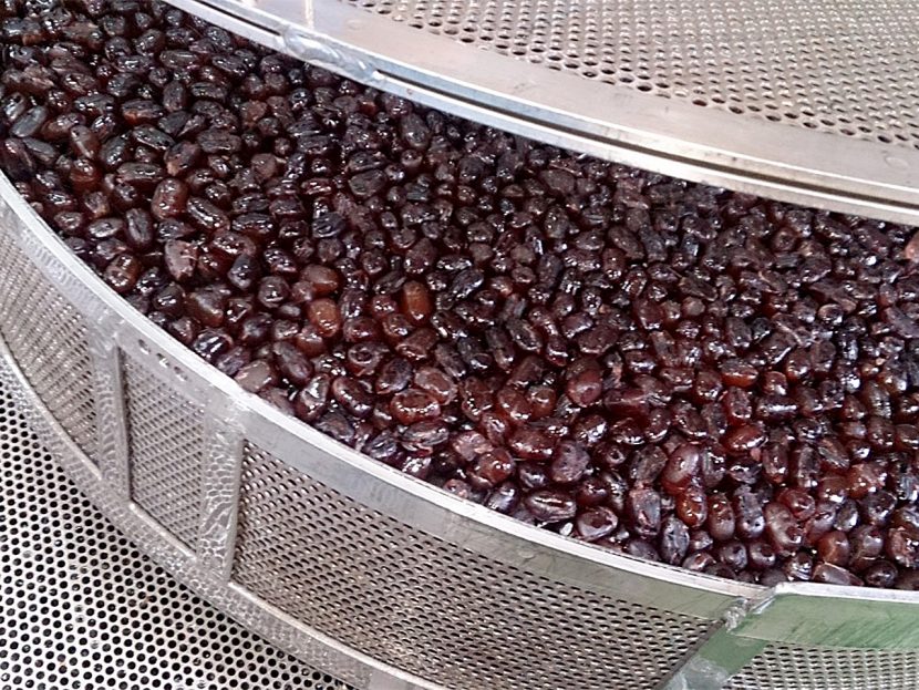 山梨製餡　製造工程　加工中の小豆
