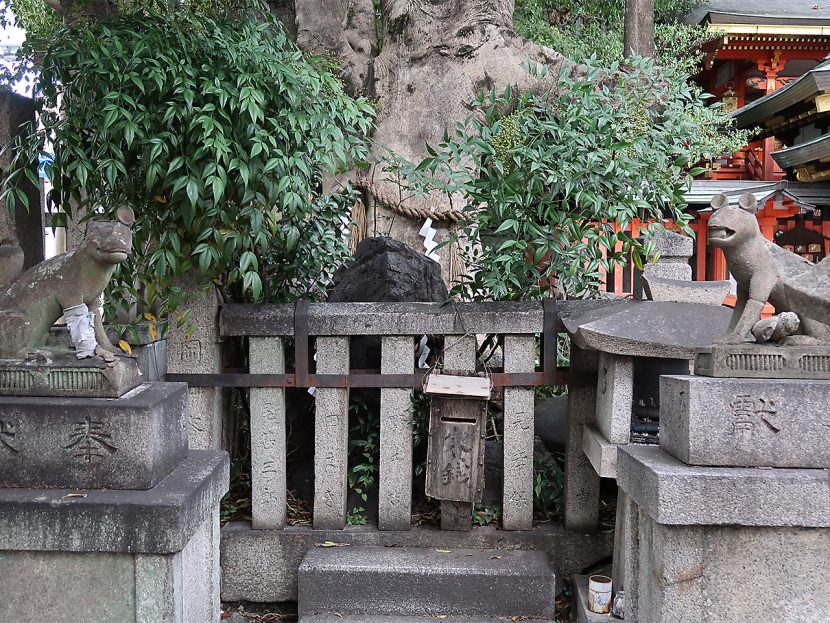 満足稲荷神社　狛狐