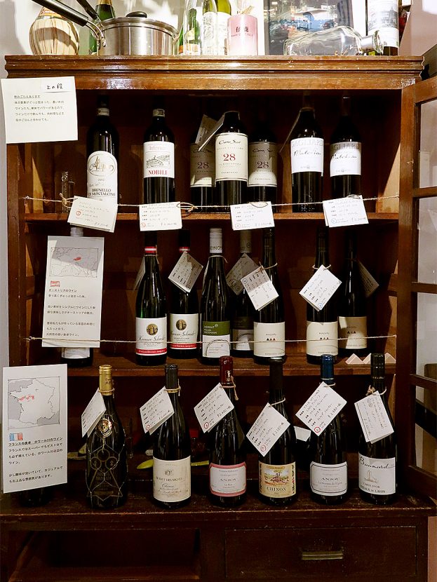 仔鹿店内　アンティーク家具に陳列されたワイン